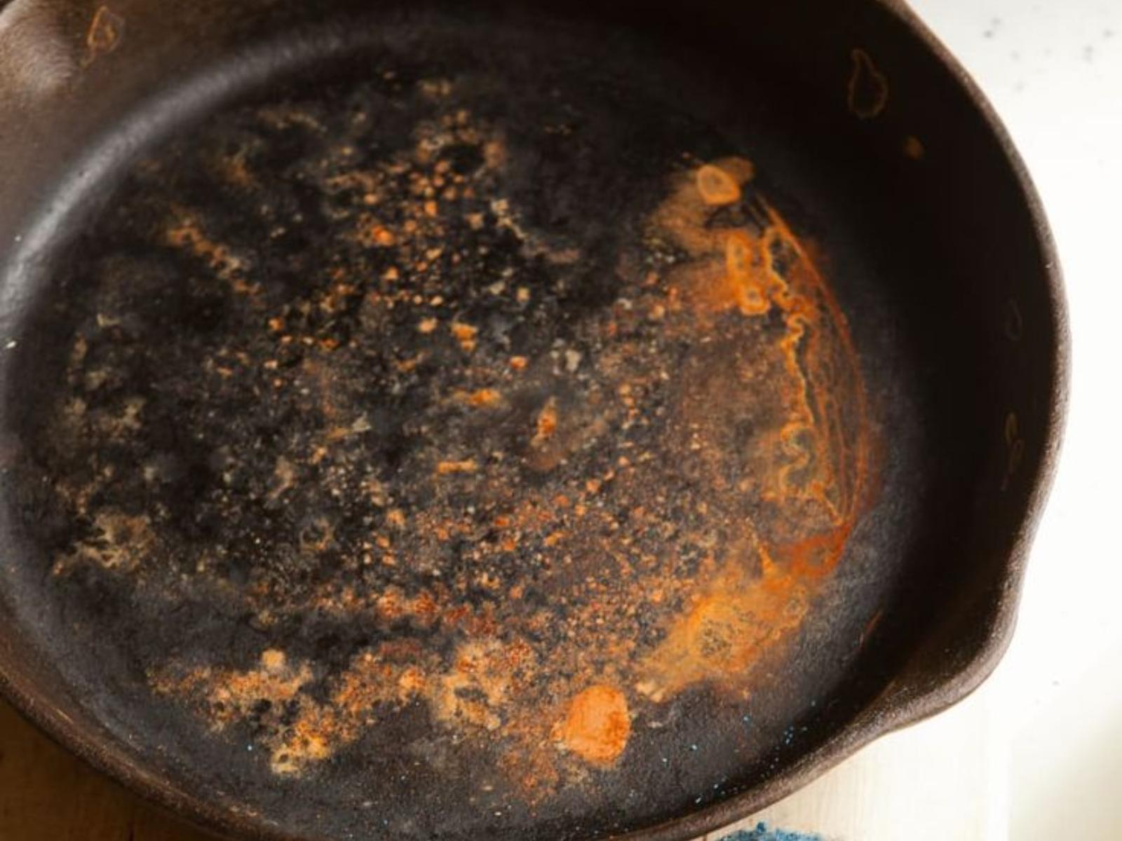 Σκουριασμένα-ταψιά-tips-που-θα-τα-κάνουν-να-μοιάζουν-με-καινούργια Σκουριασμένα-ταψιά-tips-που-θα-τα-κάνουν-να-μοιάζουν-με-καινούργια