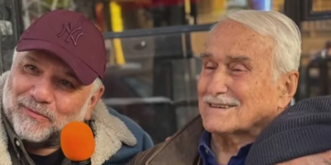 Γρηγόρης Αρναούτογλου-σπάνια φωτογραφία-με-τον-πατέρα-του-