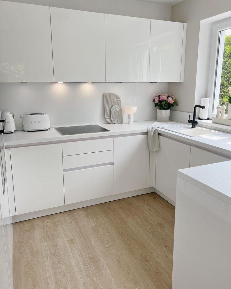 Λευκή-κουζίνα-με-μαύρο-και-inox Λευκή-κουζίνα-με-μαύρο-και-inox