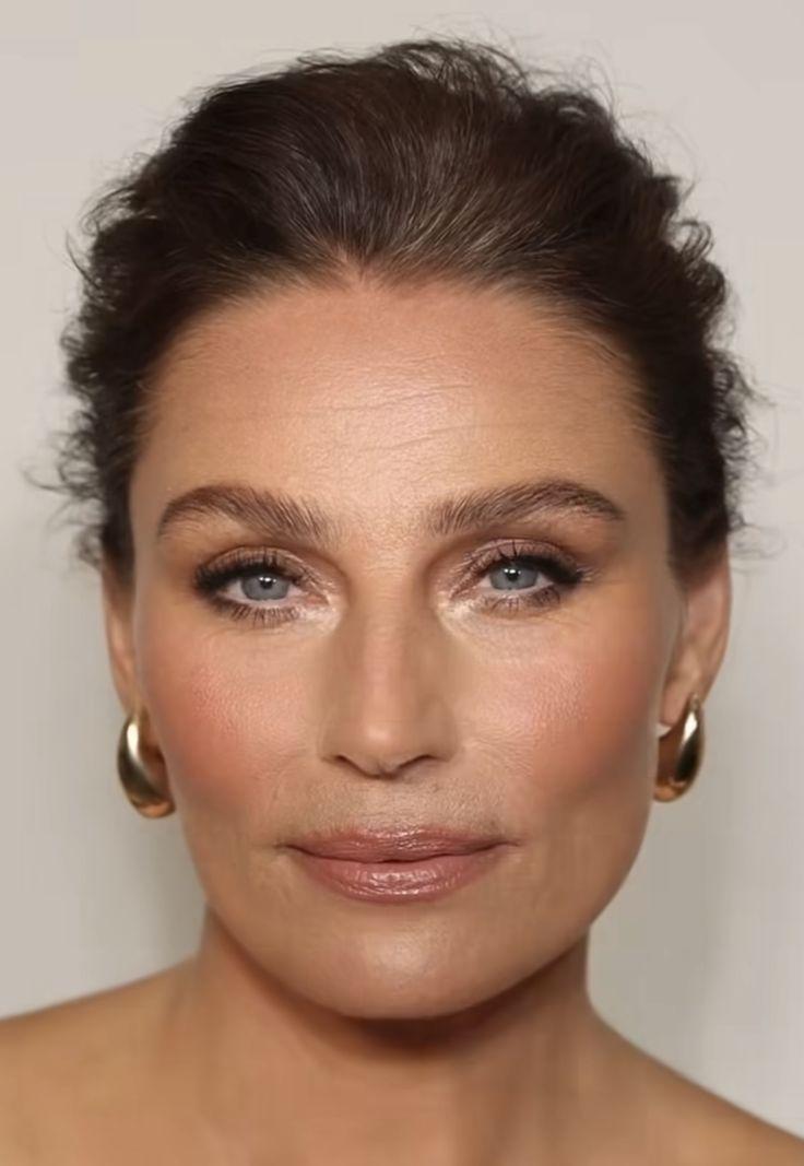 Μακιγιάζ για ώριμες επιδερμίδες: Αυτό είναι το χρώμα που πρέπει να αποφεύγουν οι γυναίκες άνω των 50