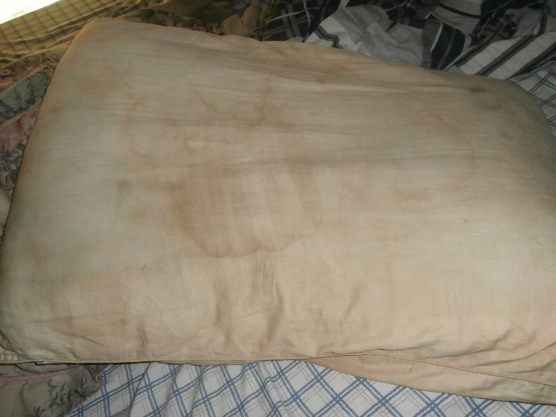 Βρώμικα-μαξιλάρια-καθαρίστε-τα-χωρίς-πλύσιμο-με-ένα-υλικό Βρώμικα-μαξιλάρια-καθαρίστε-τα-χωρίς-πλύσιμο-με-ένα-υλικό