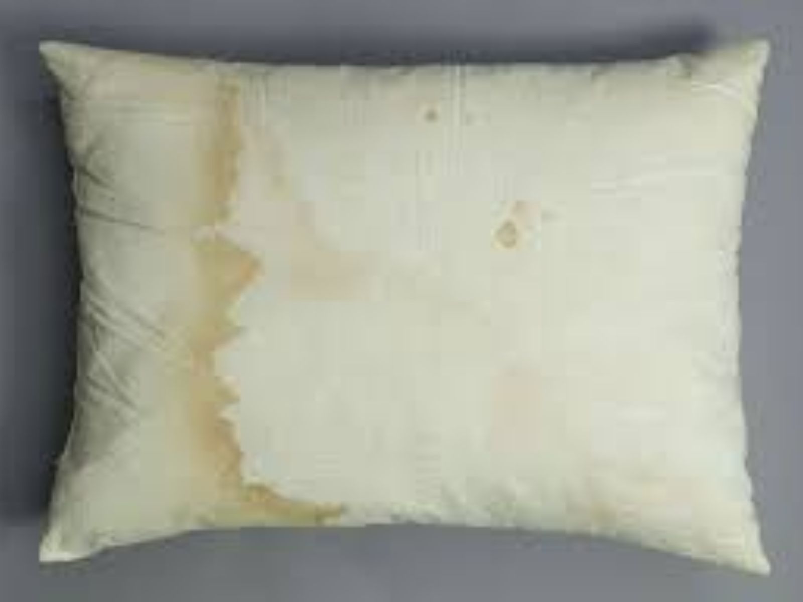 Βρώμικα-μαξιλάρια-καθαρίστε-τα-χωρίς-πλύσιμο-με-ένα-υλικό Βρώμικα-μαξιλάρια-καθαρίστε-τα-χωρίς-πλύσιμο-με-ένα-υλικό