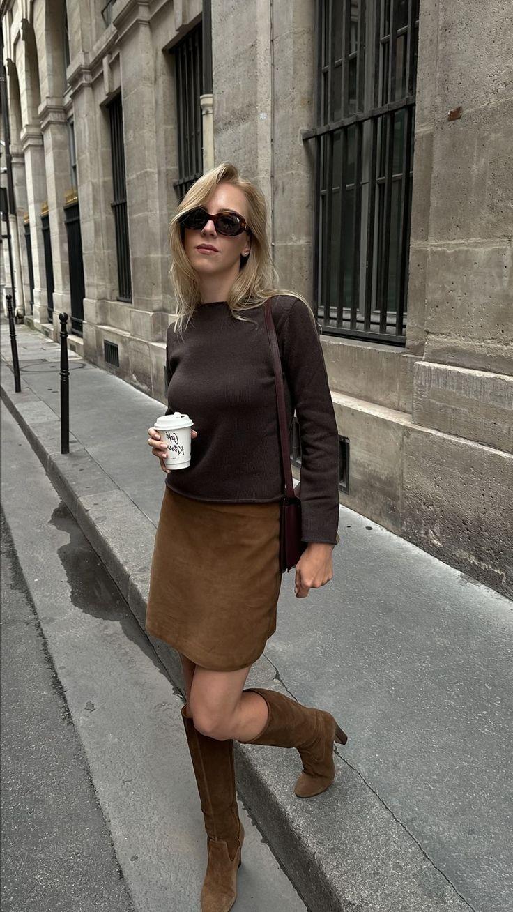 καστόρινη-μίνι φούστα-σε-Mocha Mousse-με-μπότες-ιδέες-