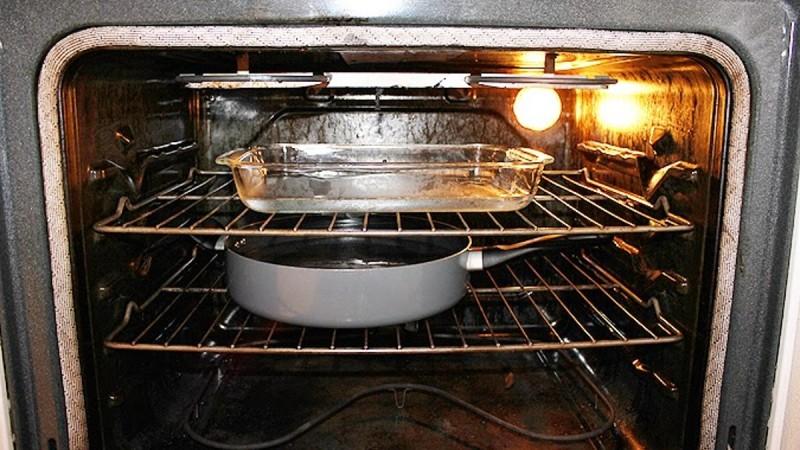 Άσχημες-μυρωδιές-στον-φούρνο-διώξτε-τες-με-3-φυσικά-καθαριστικά Άσχημες-μυρωδιές-στον-φούρνο-διώξτε-τες-με-3-φυσικά-καθαριστικά