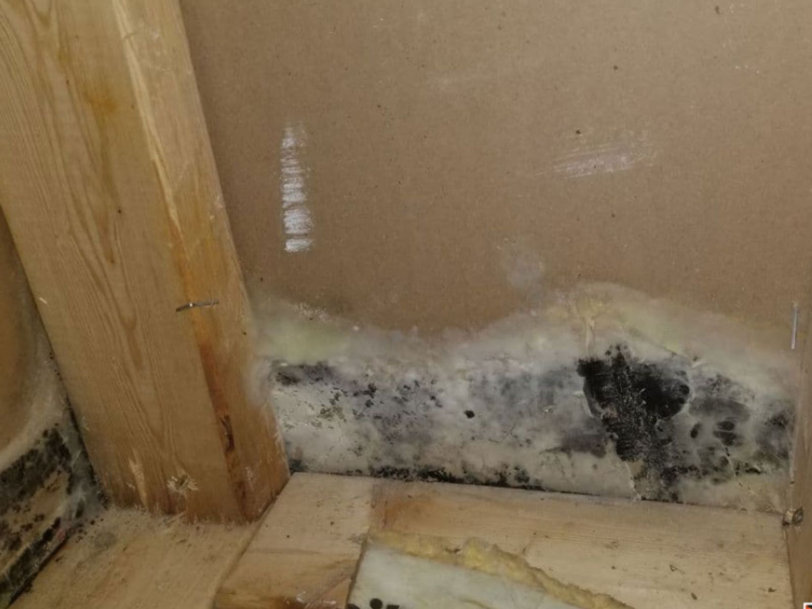 Σπιτικό καθαριστικό για τη ντουλάπα που προστατεύει το ξύλο και διώχνει την υγρασία