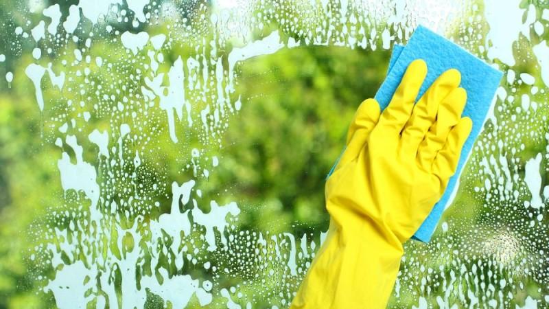 Αστραφτερά και διάφανα τζάμια : Χρησιμοποιώντας σωστά δυο υλικά που έχετε στο σπίτι