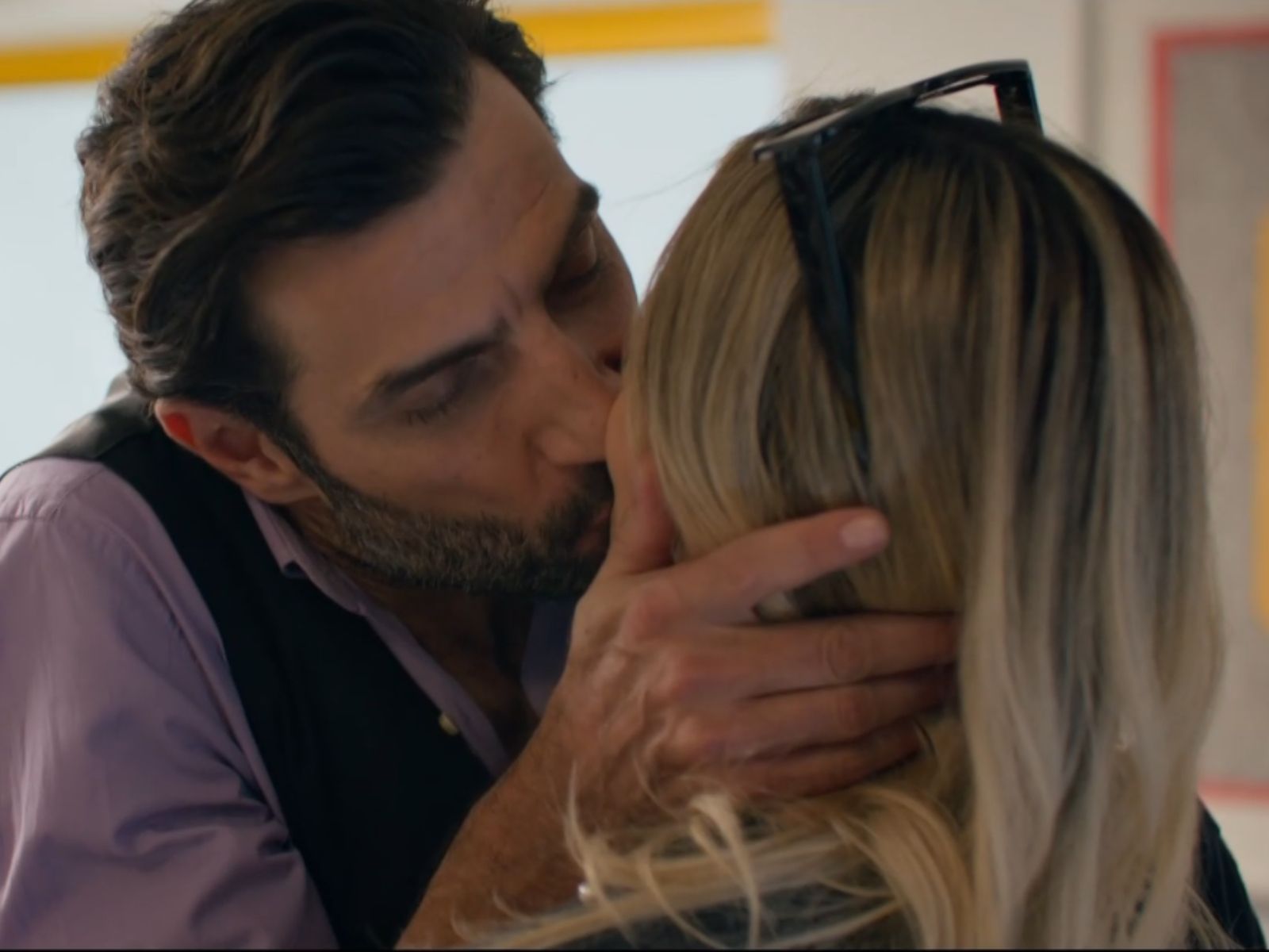 Παιχνίδια Εκδίκησης: Την ημέρα της κηδείας της μητέρας του τον βλέπει να φιλιέται με την Μάγια