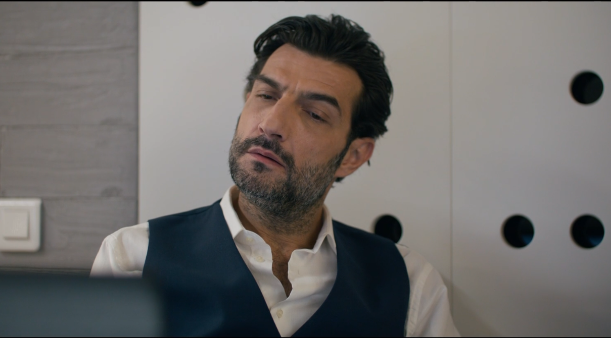 Παιχνίδια Εκδίκησης: Την ημέρα της κηδείας της μητέρας του τον βλέπει να φιλιέται με την Μάγια