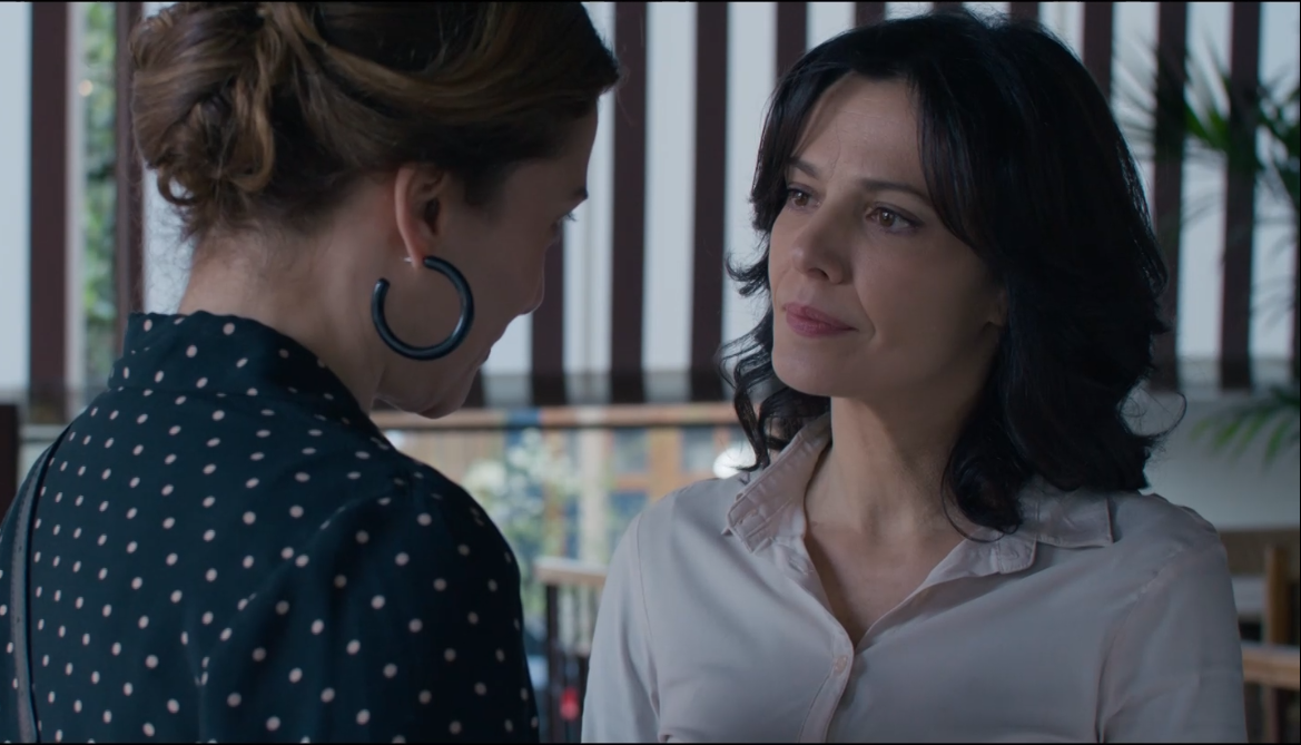 Παιχνίδια Εκδίκησης: Την ημέρα της κηδείας της μητέρας του τον βλέπει να φιλιέται με την Μάγια