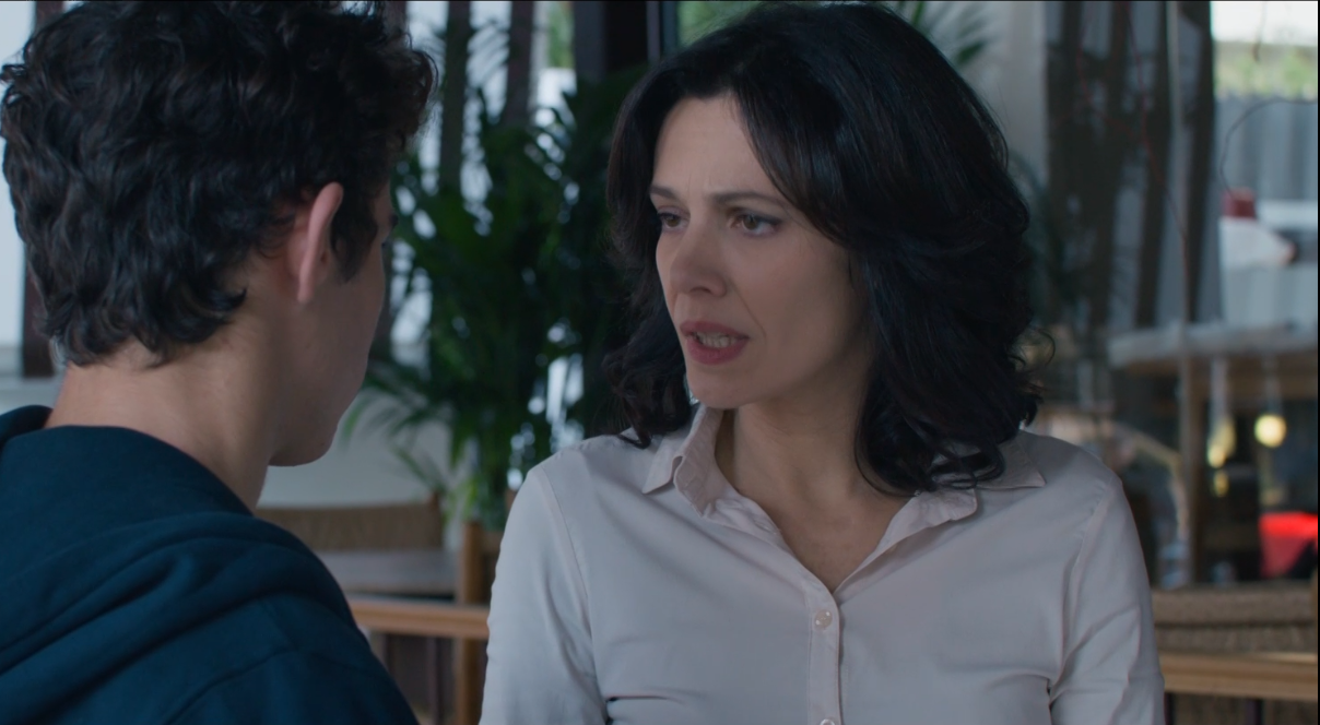 Παιχνίδια Εκδίκησης: Την ημέρα της κηδείας της μητέρας του τον βλέπει να φιλιέται με την Μάγια