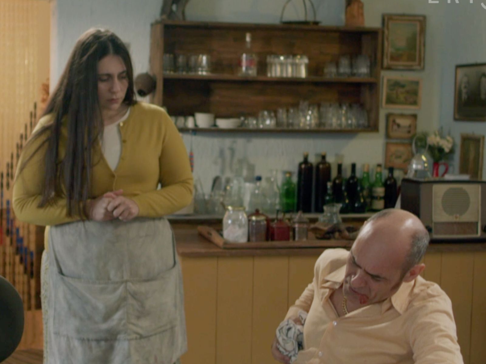 Η Παραλία: Η Αναστασία και η Σοφία ανακαλύπτουν ένα πλαστό διαβατήριο του Σήφη