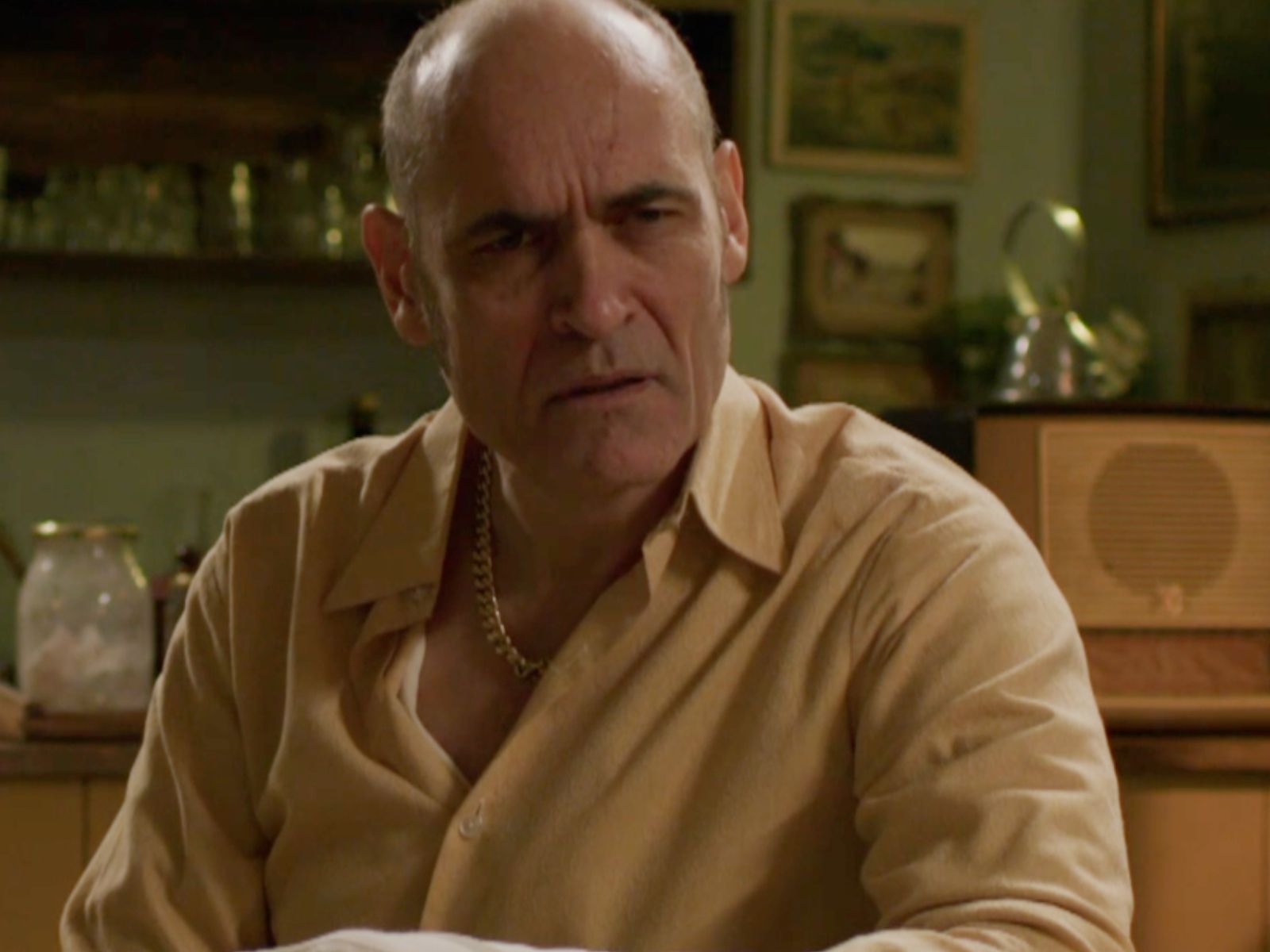 Η Παραλία: Η Αναστασία και η Σοφία ανακαλύπτουν ένα πλαστό διαβατήριο του Σήφη