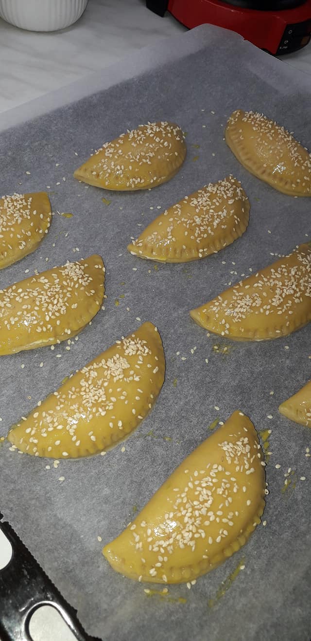 Σουσαμένια-τυροπιτάκια-με ανθότυρο-συνταγή-