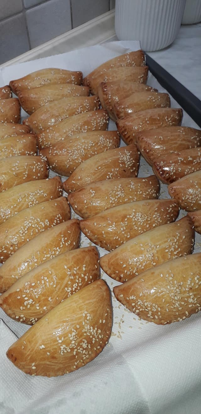 Σουσαμένια-τυροπιτάκια-με ανθότυρο-συνταγή-