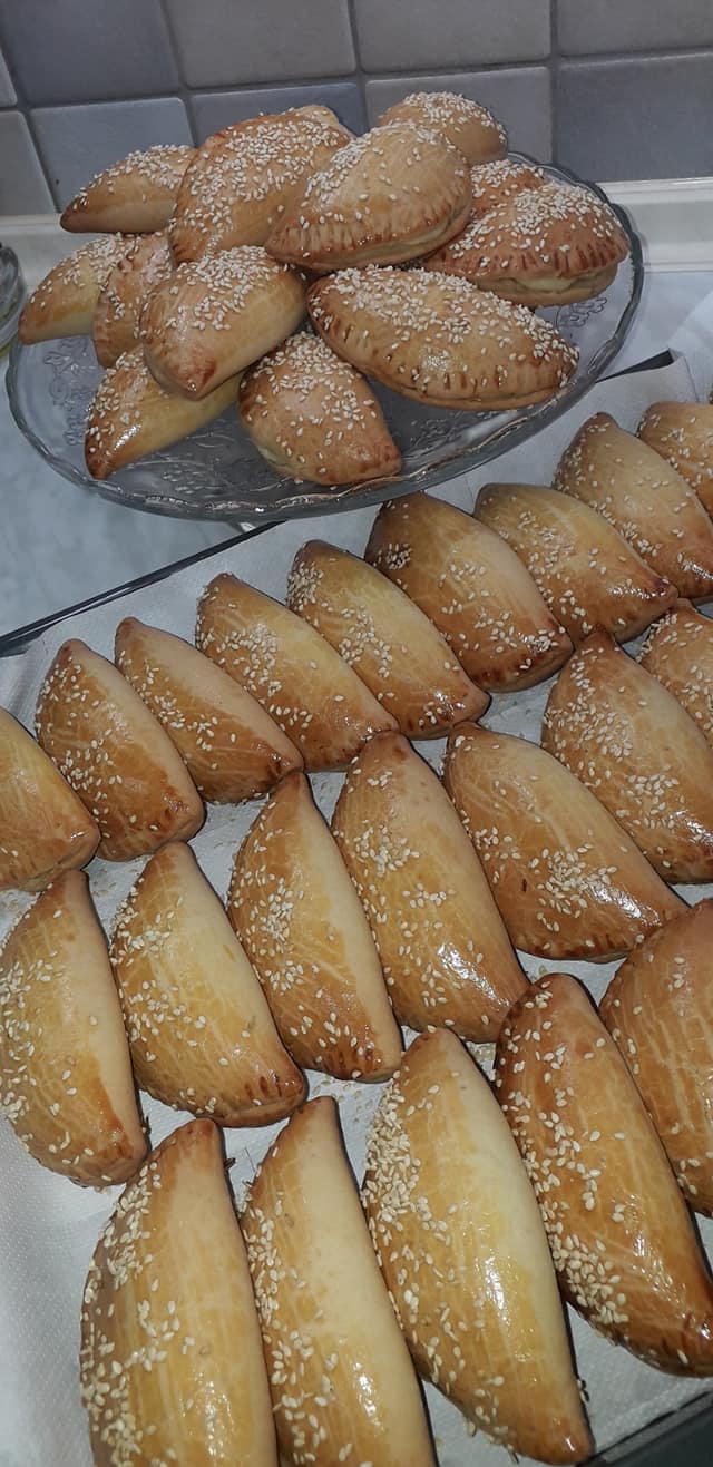 Σουσαμένια-τυροπιτάκια-με ανθότυρο-συνταγή-