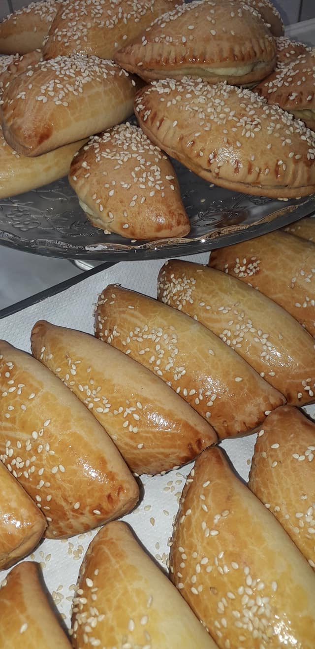 Σουσαμένια-τυροπιτάκια-με ανθότυρο-συνταγή-