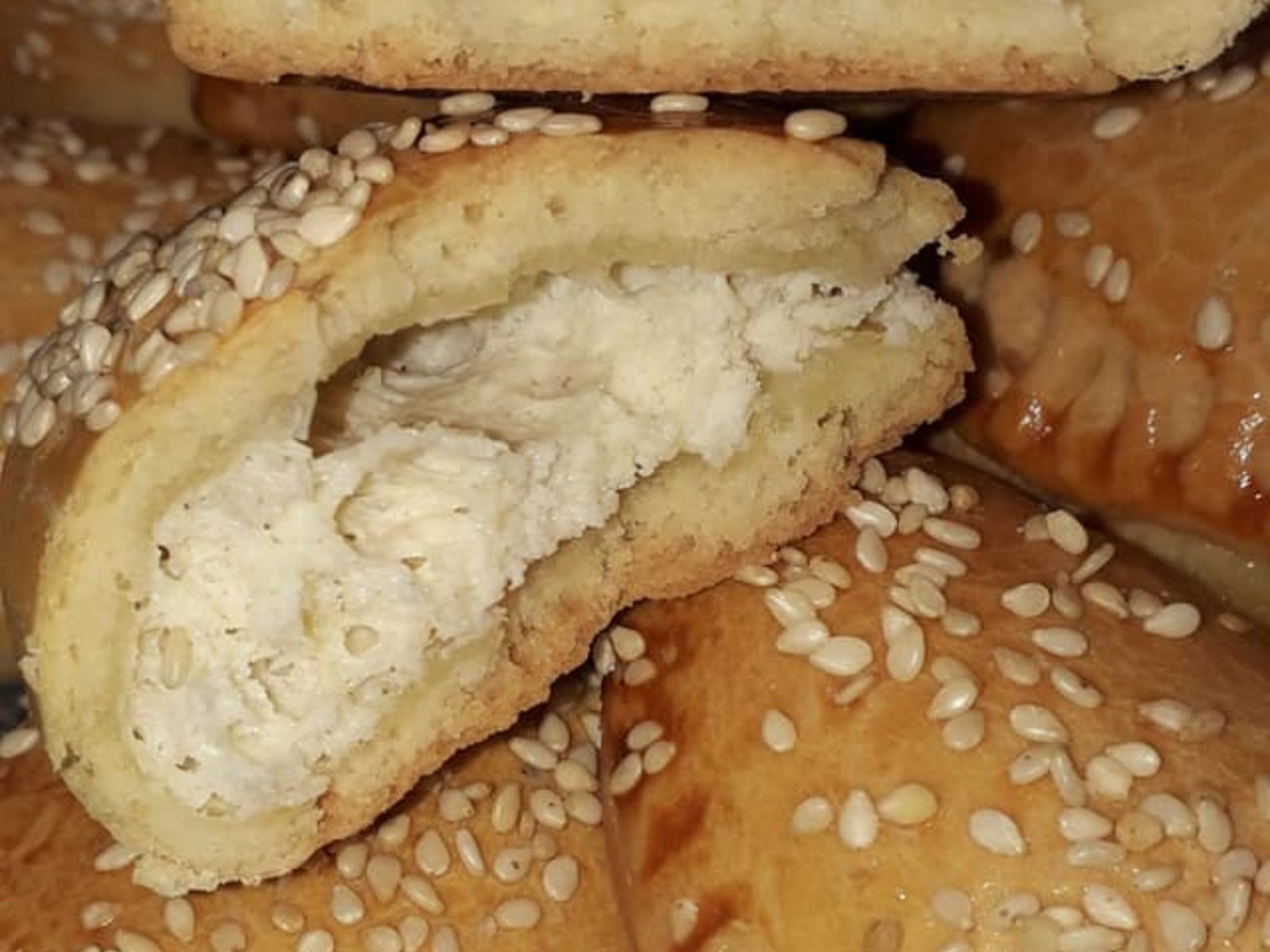 Σουσαμένια-τυροπιτάκια-με ανθότυρο-συνταγή-