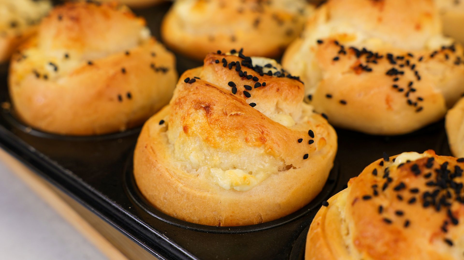 Αφράτα τυροπιτάκια σε φόρμα cupcake