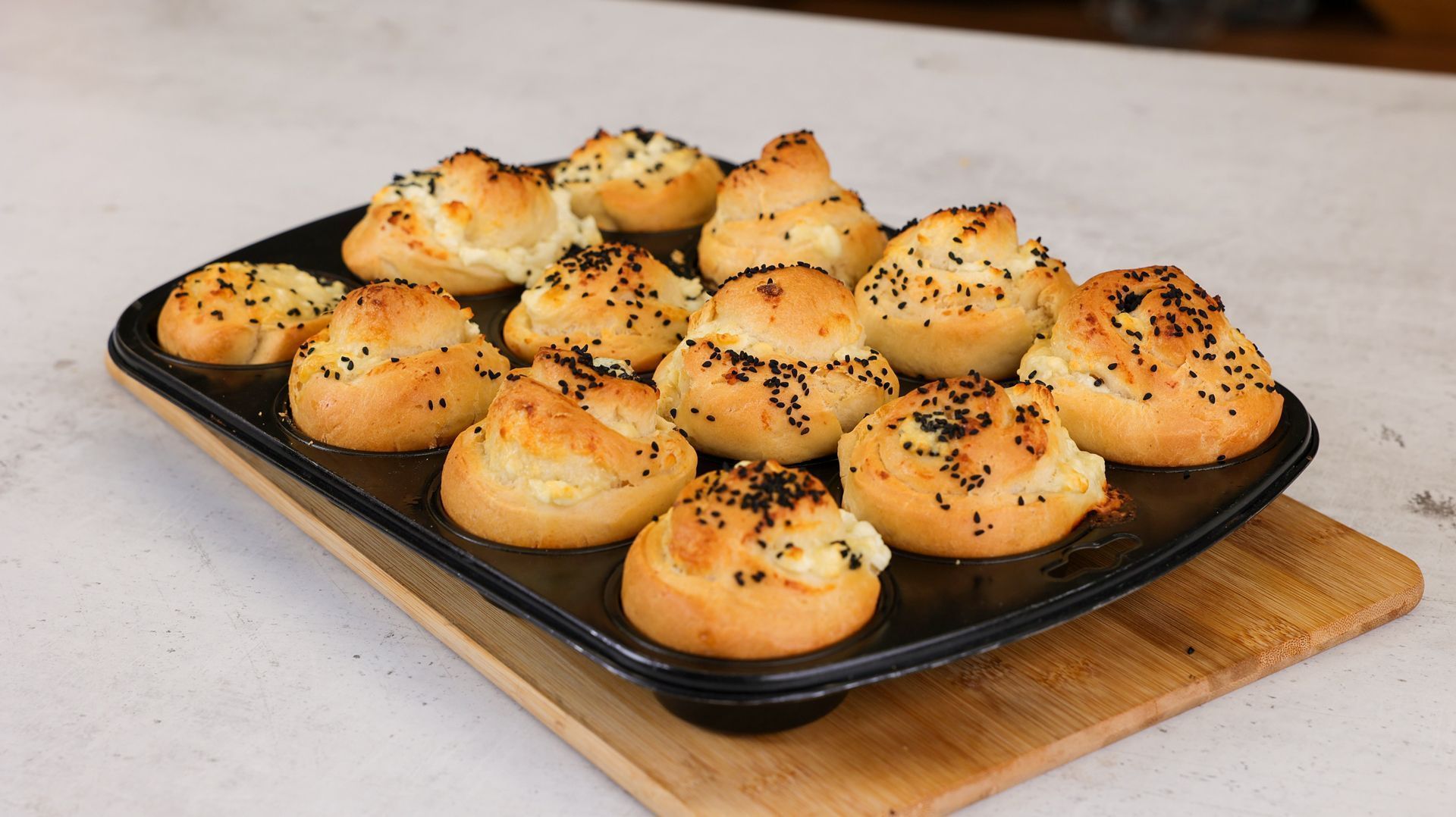 Αφράτα-τυροπιτάκια-σε-φόρμα cupcake-συνταγή-