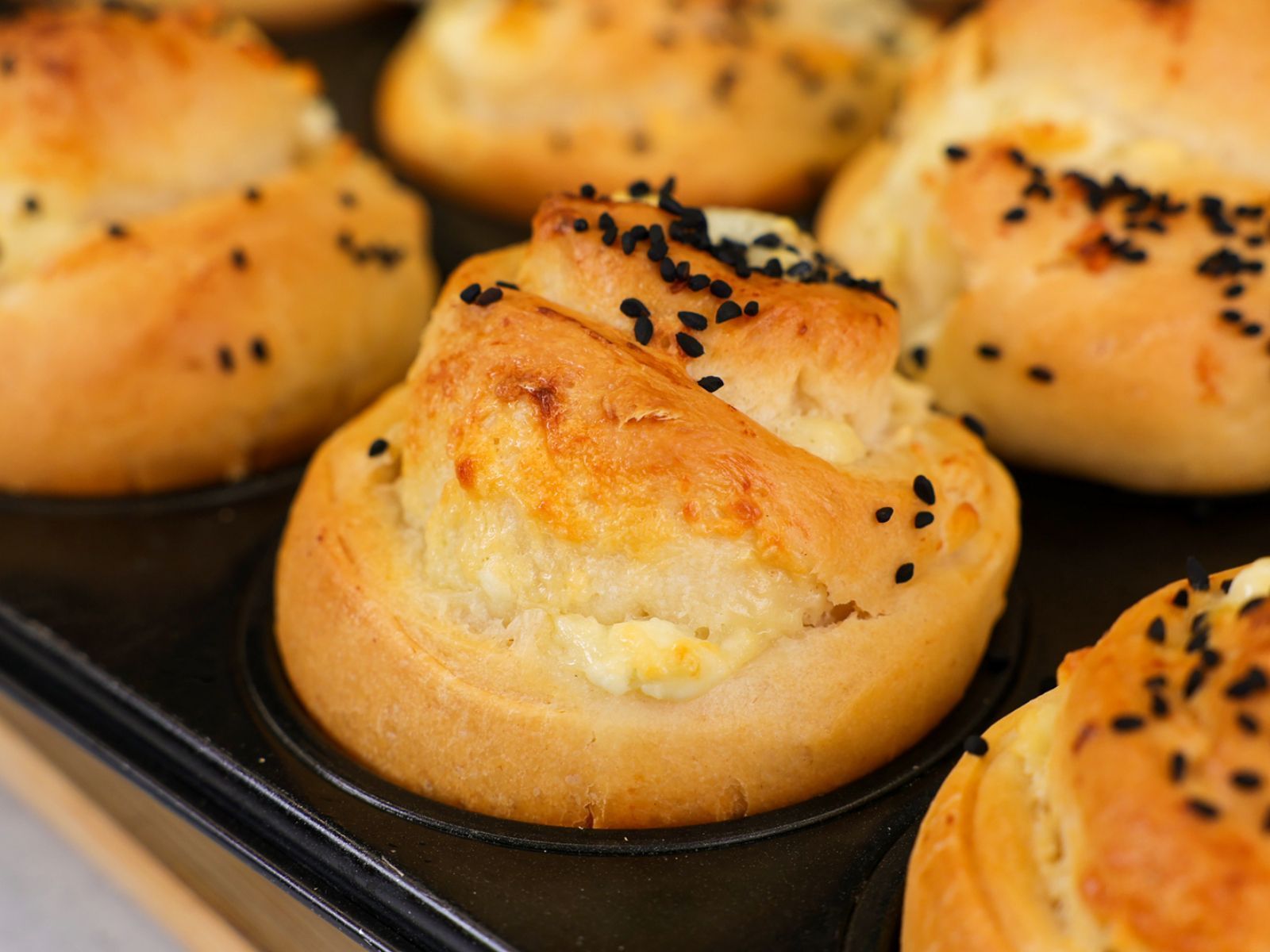 Αφράτα-τυροπιτάκια-σε-φόρμα cupcake-συνταγή-