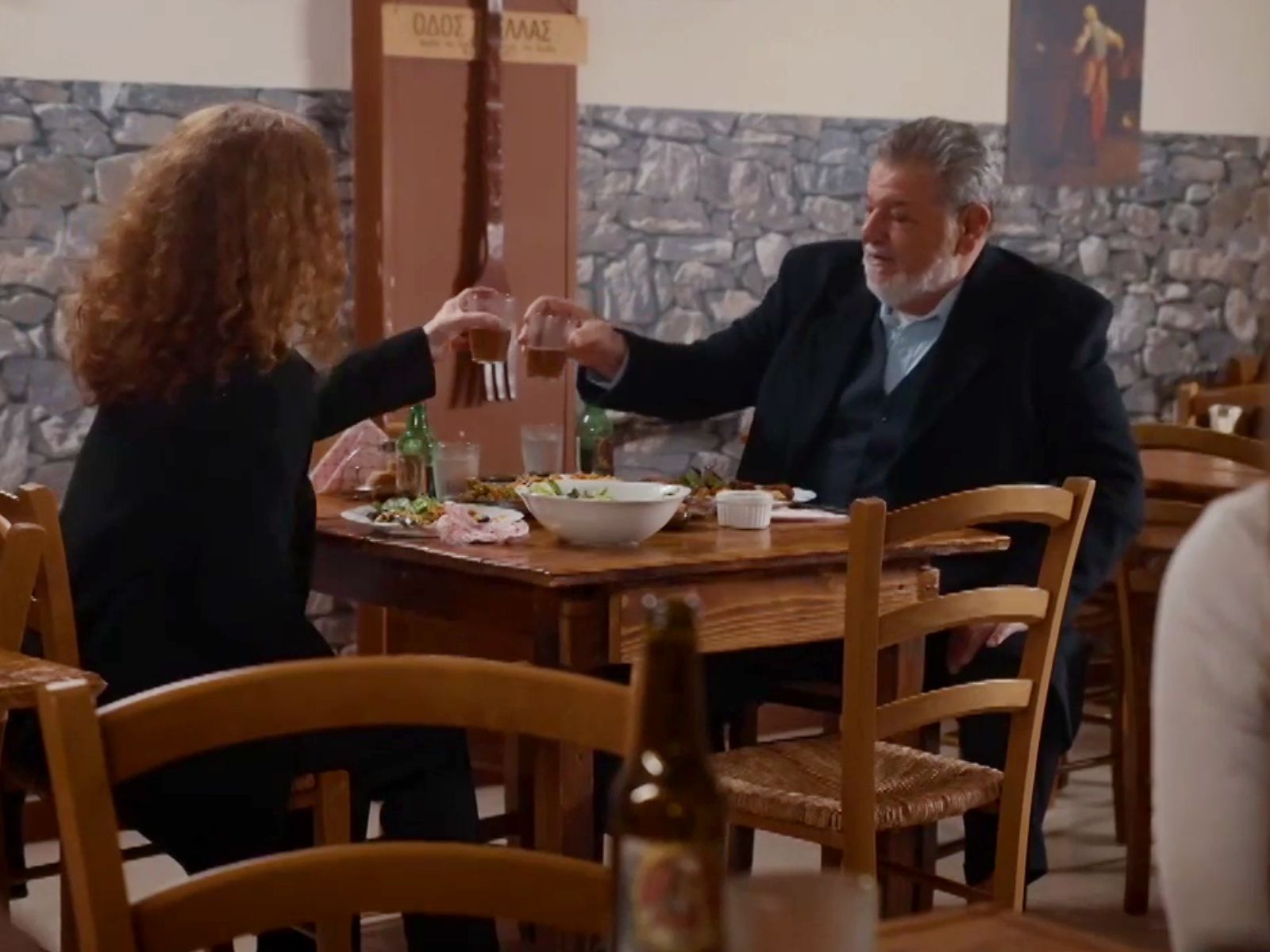 Η Γη της Ελιάς: Ο Λυκούργος αγανακτισμένος από την νοικοκυροσύνη της Χάιδως τα μαζεύει και φεύγει