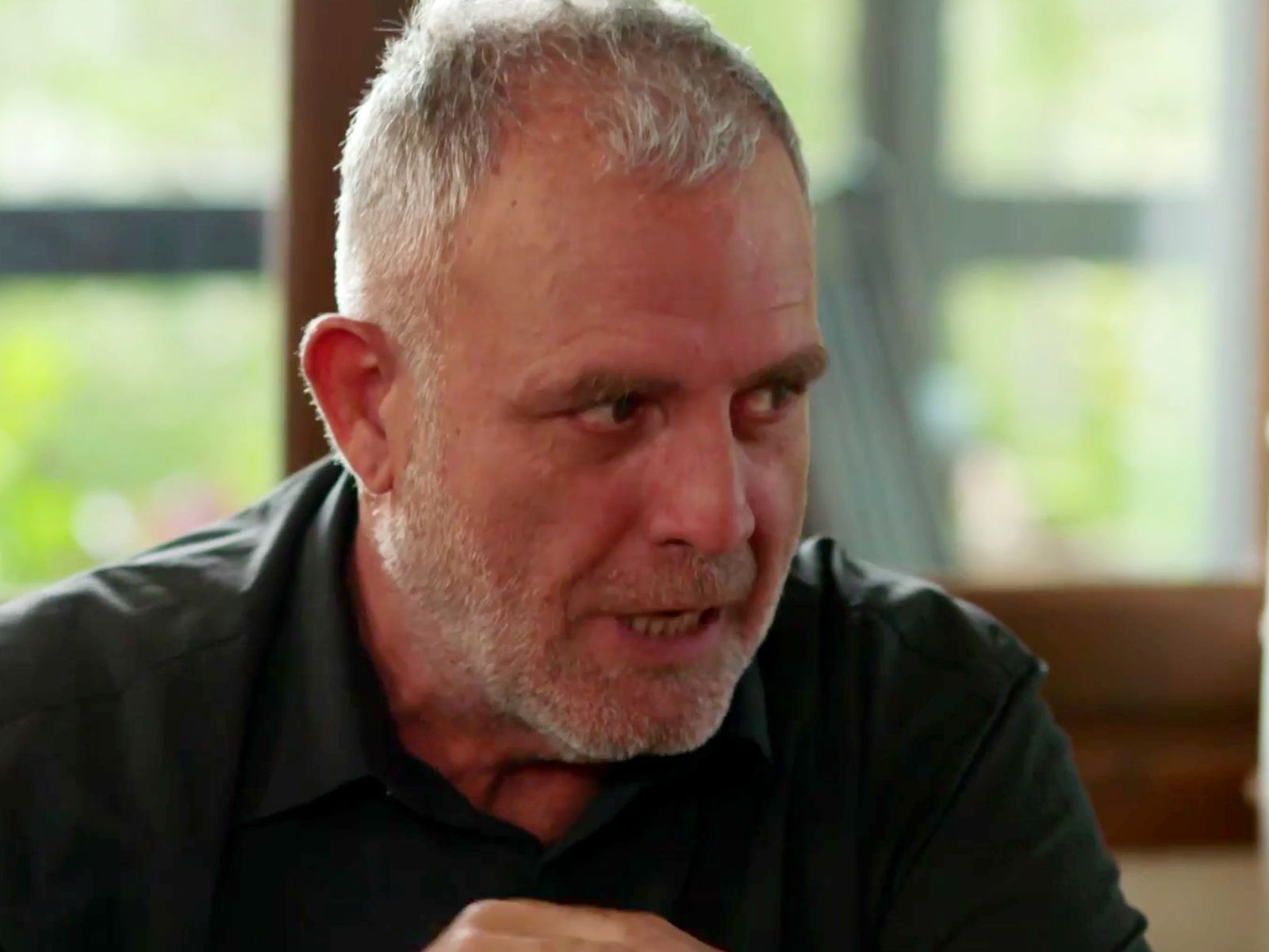 Η Γη της Ελιάς : Ο Στάθης πηγαίνει στο σπίτι του Κουράκου και η κατάσταση ξεφεύγει τελείως