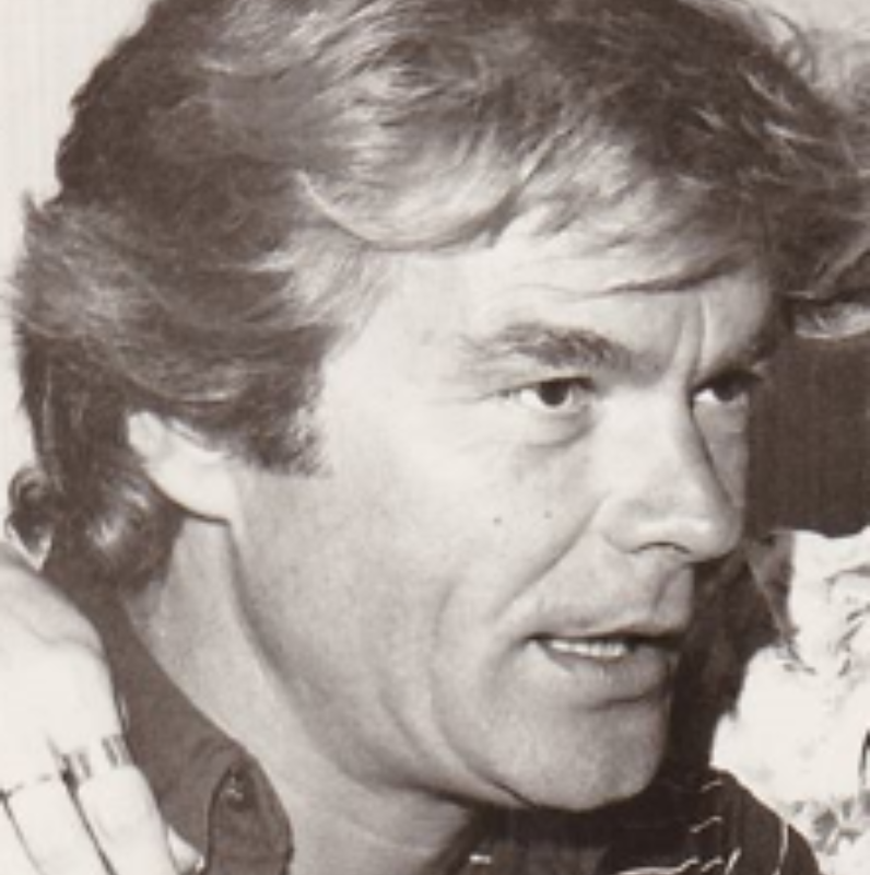 Η ιστορία του μελαγχολικού ζεν πρεμιέ του Ελληνικού Κινηματογράφου που όλη του τη ζωή έψαχνε να βρει τον πατέρα του