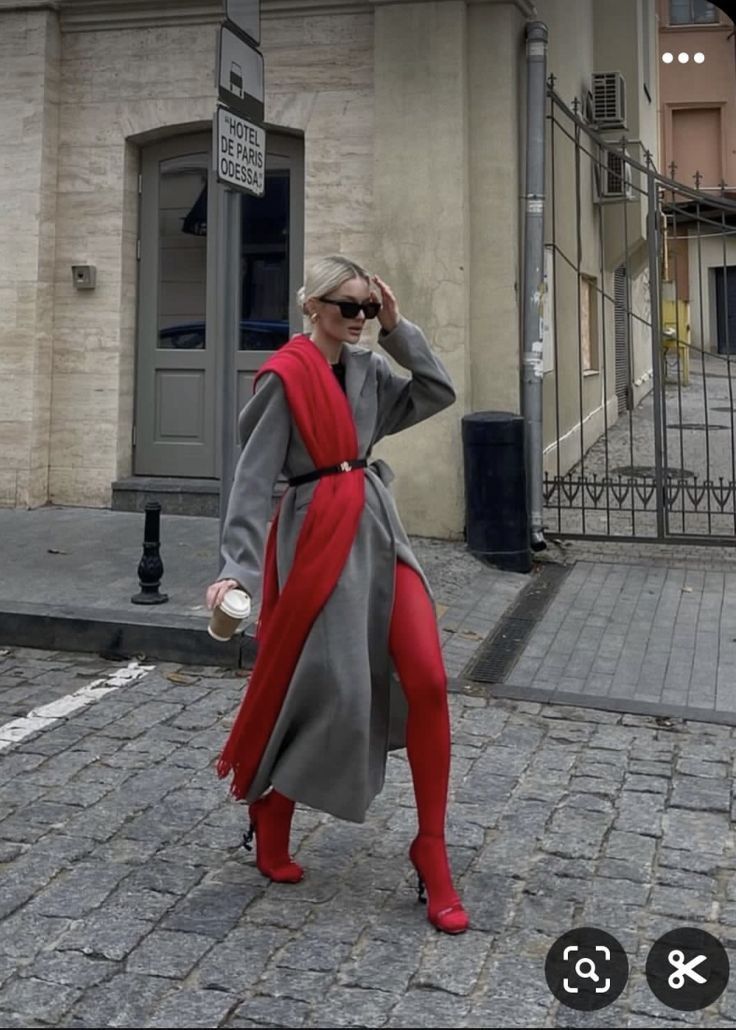 κόκκινο-καλσόν-και-κασκόλ-με-μάξι-γκρι φόρεμα-Άγιος Βαλεντίνος 2025-ιδέες-