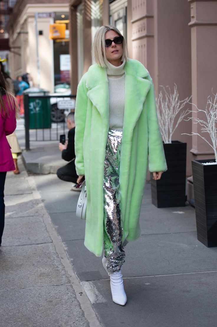 ασημί-metallic παντελόνι-με-παστέλ-γούνα-ιδέες-