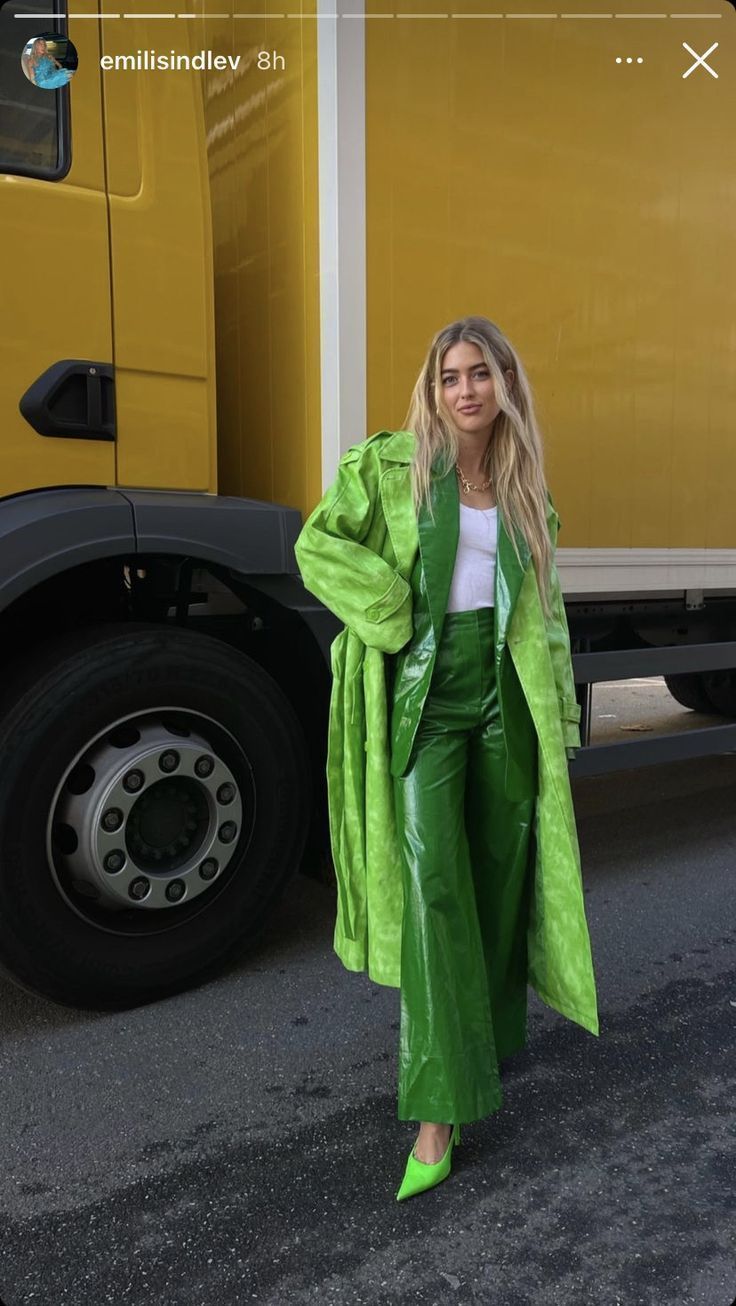 vinyl-πράσινο παντελόνι-και-καπαρντίνα-ιδέες-