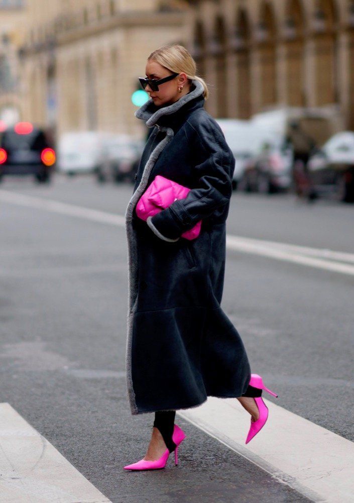 μαύρο-γούνινο πανωφόρι-με-ροζ-αξεσουάρ-ιδέες-