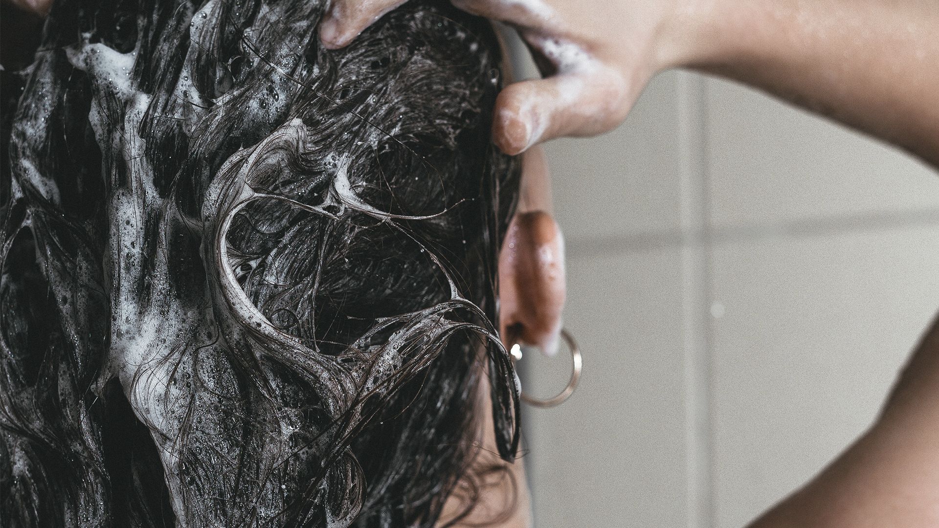 Τόσα-χέρια-πρέπει-να-λούζουμε-τα-μαλλιά-μας Τόσα-χέρια-πρέπει-να-λούζουμε-τα-μαλλιά-μας