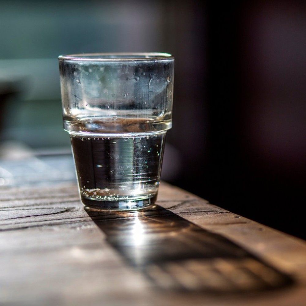 Αυτά τα ποτήρια νερού βλάπτουν την υγεία μας-Ποιο είναι το πιο υγιεινό υλικό