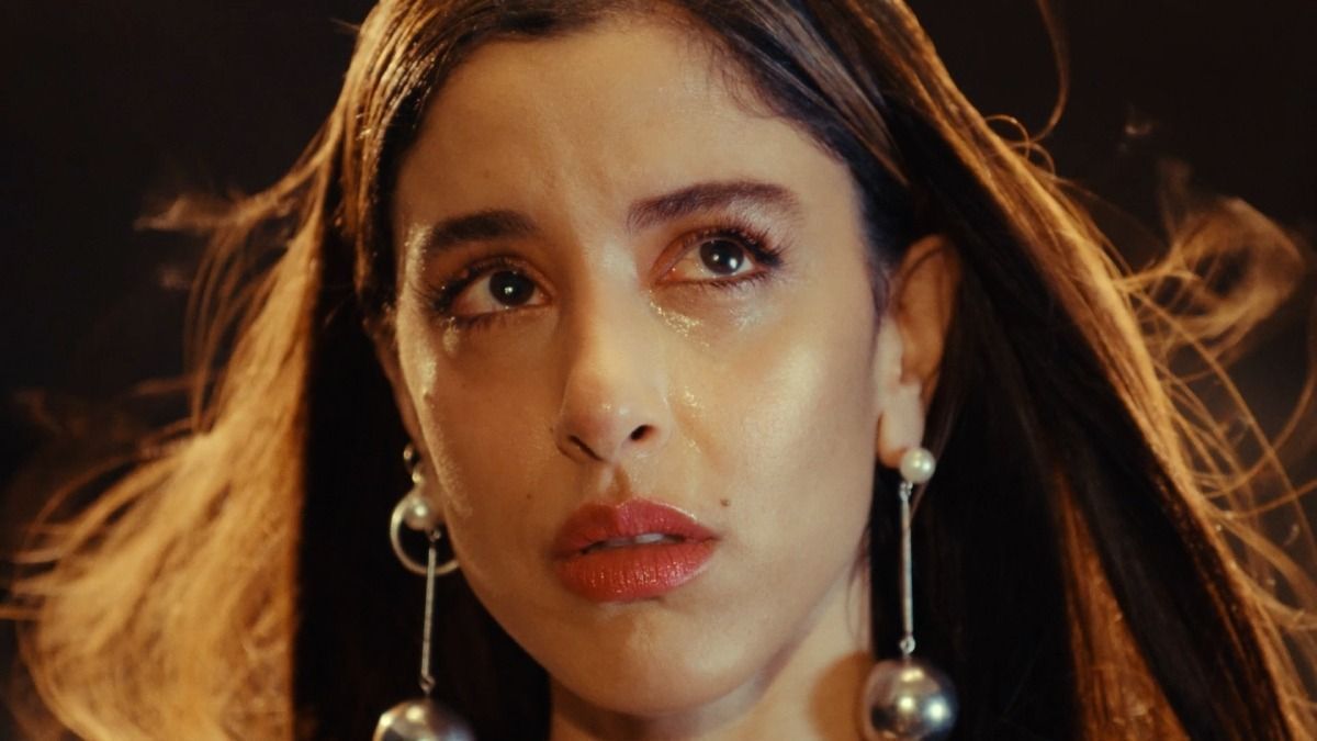 “Επάνω στο Τραπέζι”: Το νέο βίντεο κλίπ της Μαρίνας Σάττι προκάλεσε κύματα αντιδράσεων