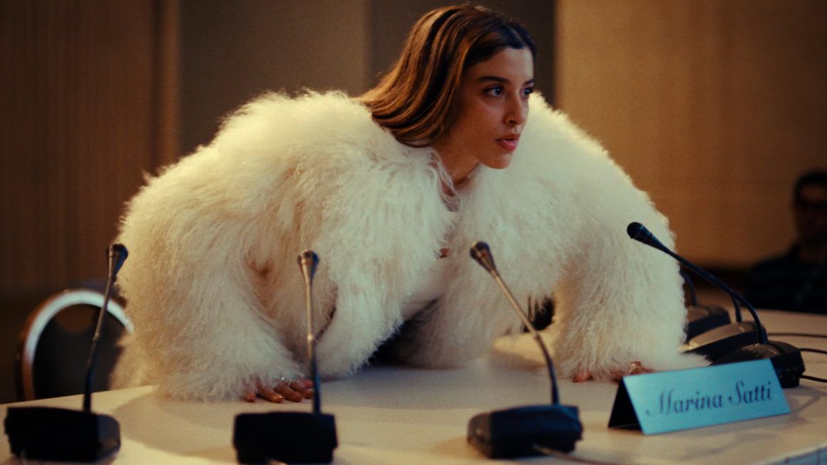 “Επάνω στο Τραπέζι”: Το νέο βίντεο κλίπ της Μαρίνας Σάττι προκάλεσε κύματα αντιδράσεων