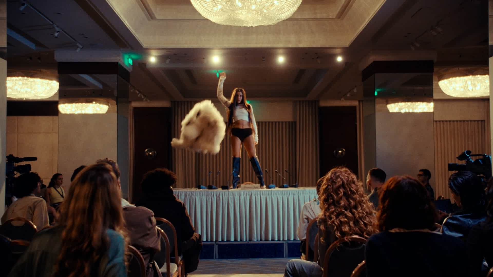 “Επάνω στο Τραπέζι”: Το νέο βίντεο κλίπ της Μαρίνας Σάττι προκάλεσε κύματα αντιδράσεων