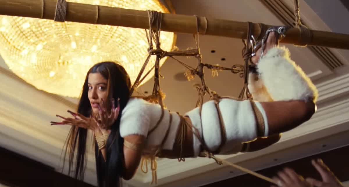 “Επάνω στο Τραπέζι”: Το νέο βίντεο κλίπ της Μαρίνας Σάττι προκάλεσε κύματα αντιδράσεων