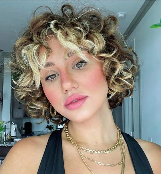 Curly Baroque Bob-ιδέες-για-γυναικεία-χτενίσματα-2025-