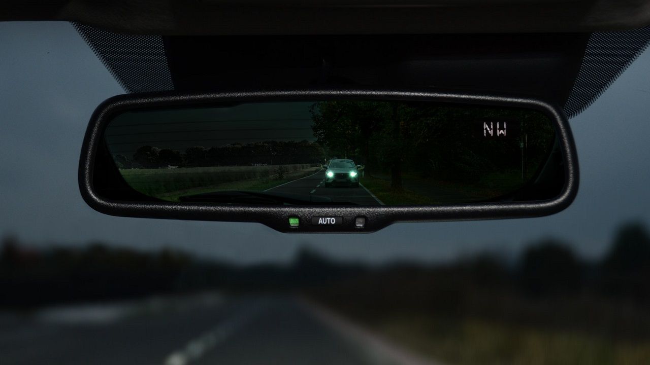 Το-κόλπο-για-να-μην-σας-τυφλώνουν-τα φώτα-των-πίσω-οχημάτων