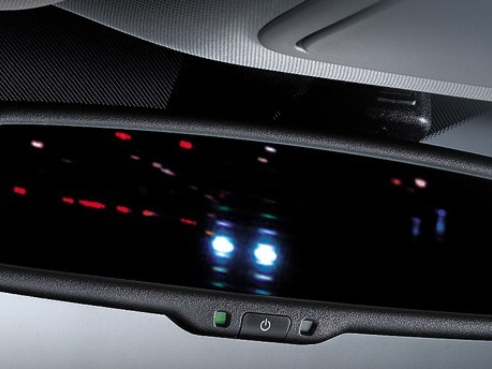 Το έξυπνο κόλπο για να μην σας τυφλώσουν ποτέ ξανά τα φώτα των πίσω οχημάτων