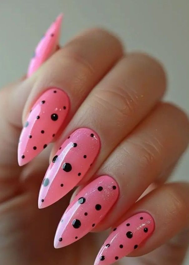 Bubblegum nails-με-μαύρες βούλες-ιδέες- Bubblegum nails-με-μαύρες βούλες-ιδέες-
