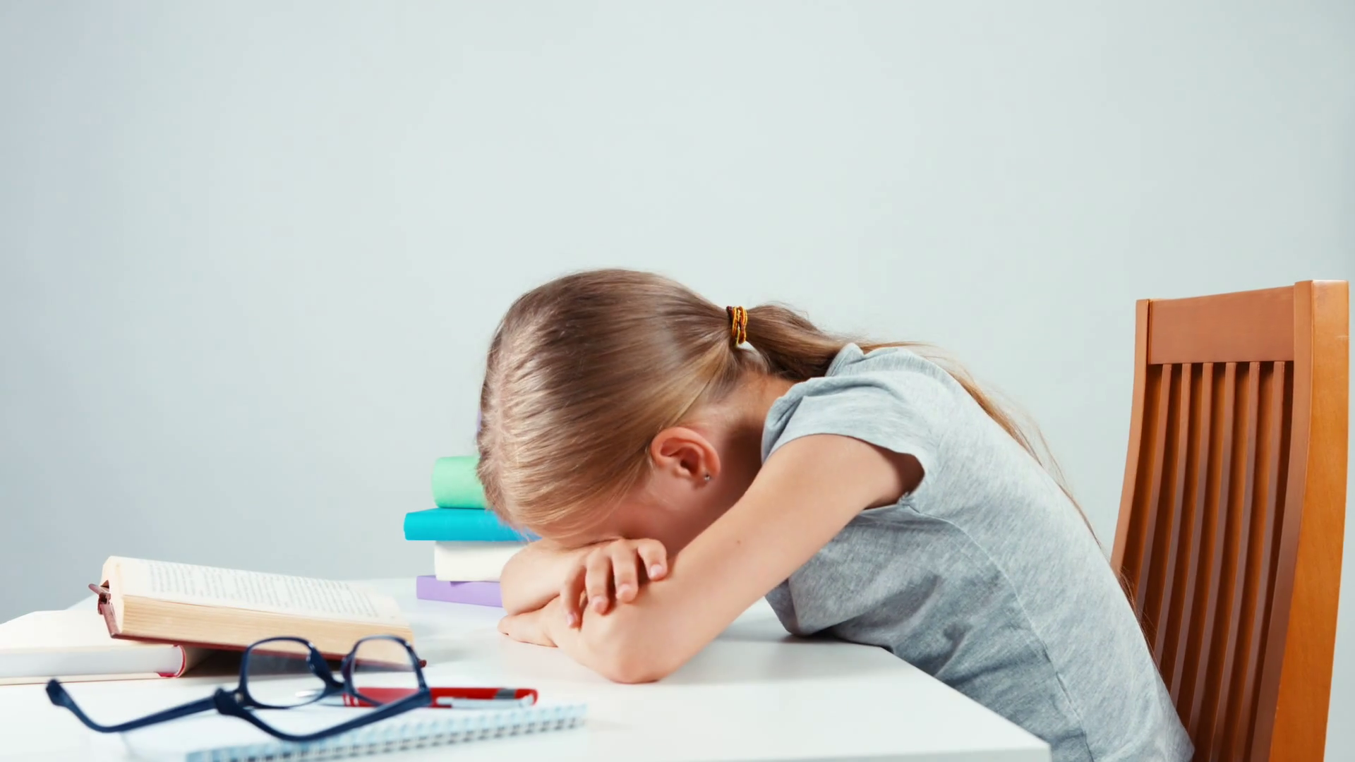 Κακοί βαθμοί στο σχολείο: 4+1 τρόποι να το διαχειριστείτε και να βοηθήσετε το παιδί σας