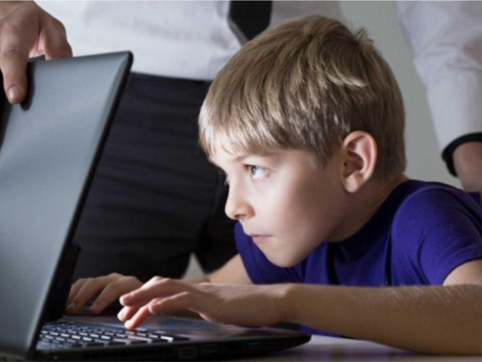 παιδί-παίζει-στον-υπολογιστή- παιδί-παίζει-στον-υπολογιστή-