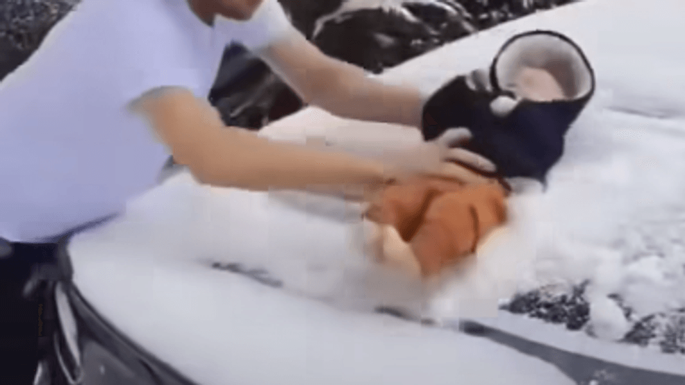 Ντροπιαστικό : Πατέρας χρησιμοποιεί βρέφος 3 μηνών ως υαλοκαθαριστήρα αυτοκινήτου – Βίντεο