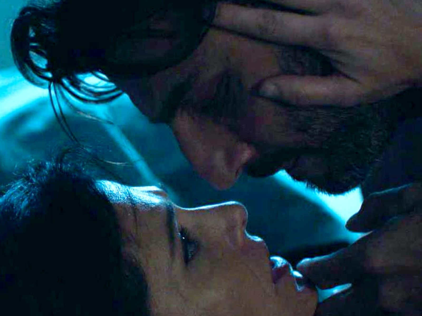 Παιχνίδια Εκδίκησης: Tην αγκαλιάζει ενώ εκείνη προσπαθεί να κρύψει τον πόνο της