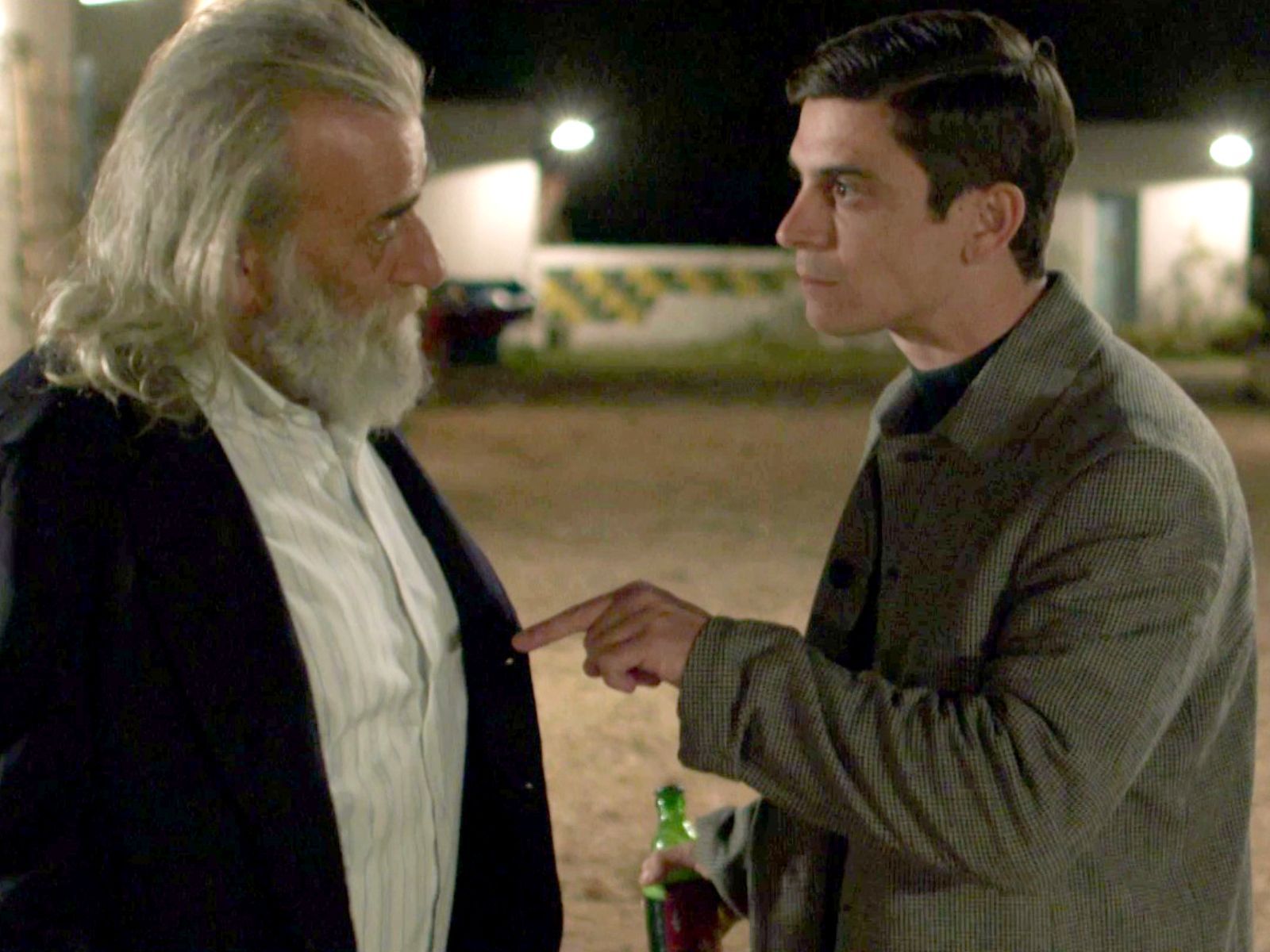 Η Παραλία : Ο Μανώλης εξομολογείται τα κρυμμένα μυστικά του