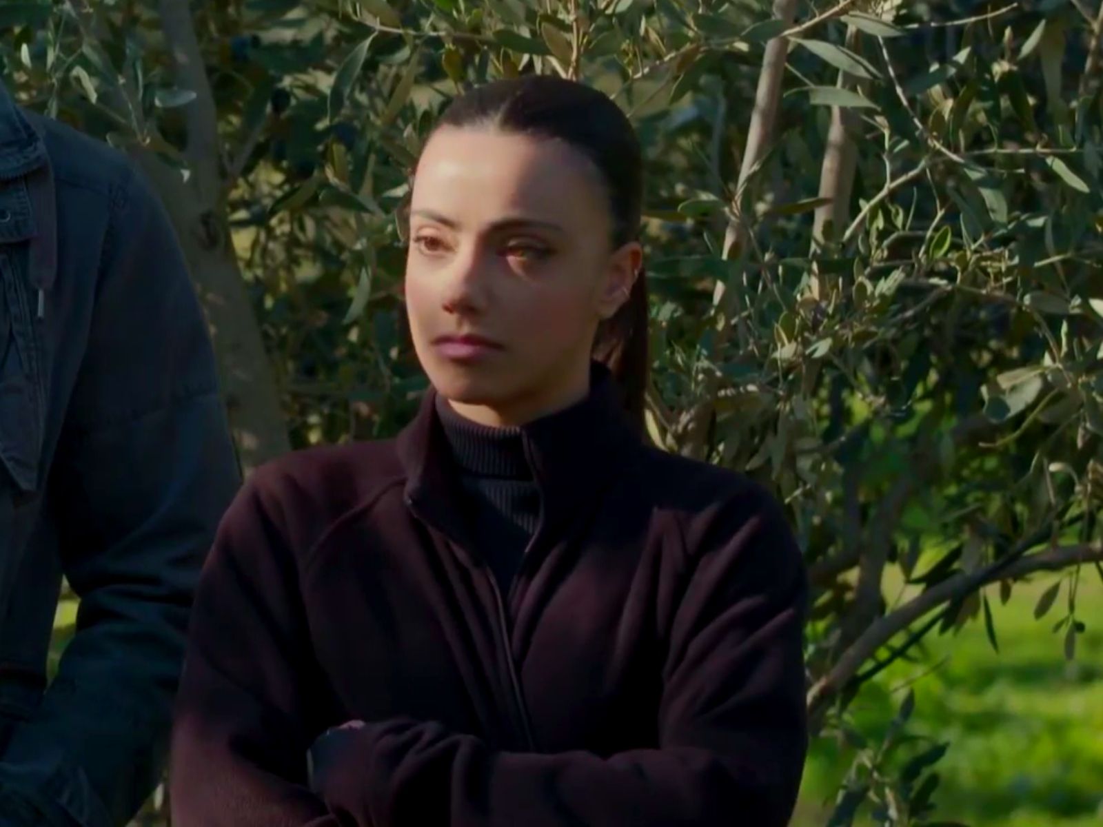 Η Γη της Ελιάς: Δημοσθένης και Ασπασία διώχνουν την Ειρήνη από τη Μάνη και πηγαίνει στο Παρίσι για πάντα