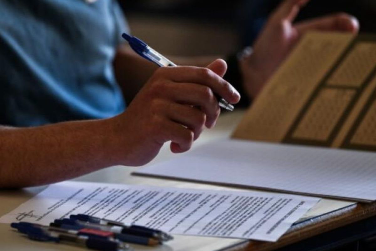 μαθητής-γράφει-εξετάσεις- μαθητής-γράφει-εξετάσεις-