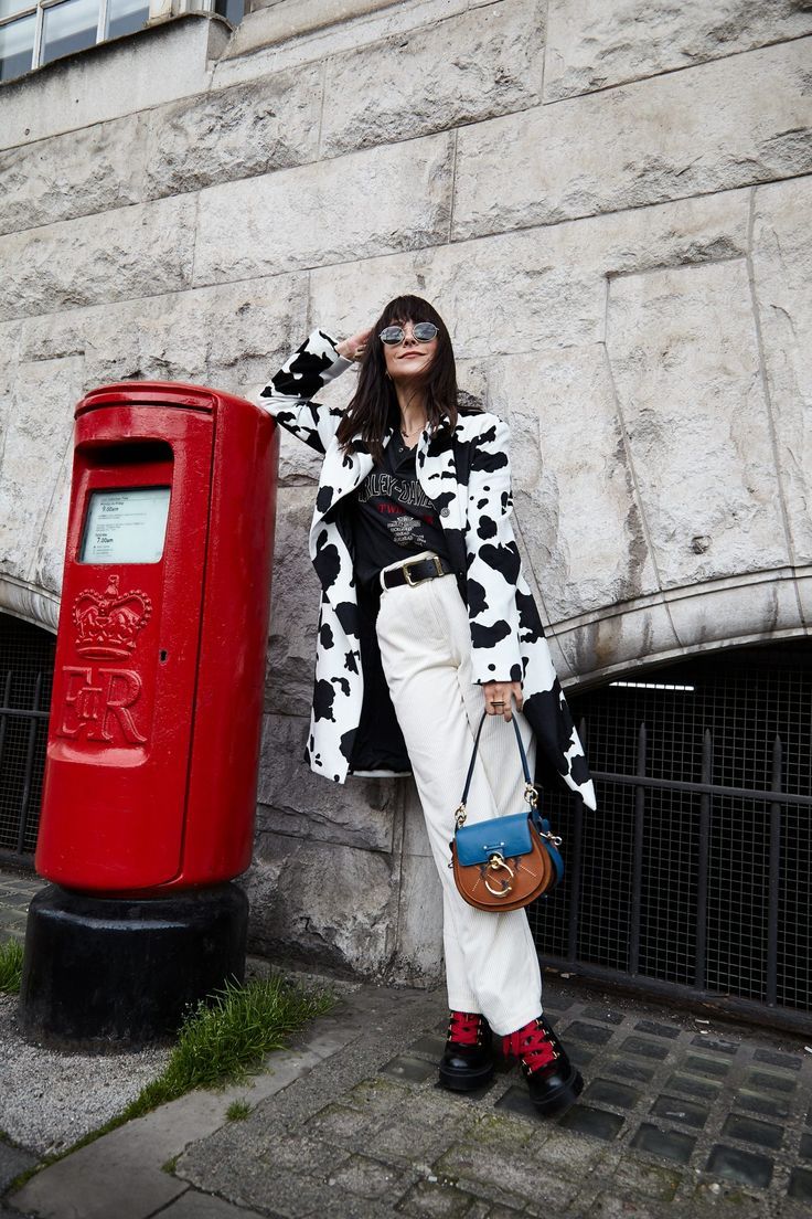 cow print-πανωφόρι-με-λευκό-παντελόνι-ιδέες-