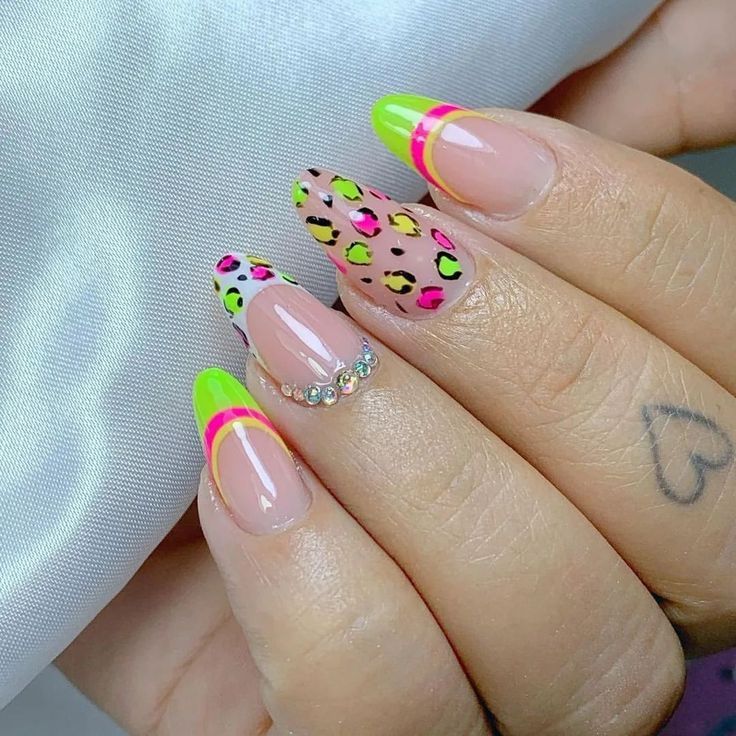 animal print-neon νύχια-για-τις-Απόκριες 2025-ιδέες-